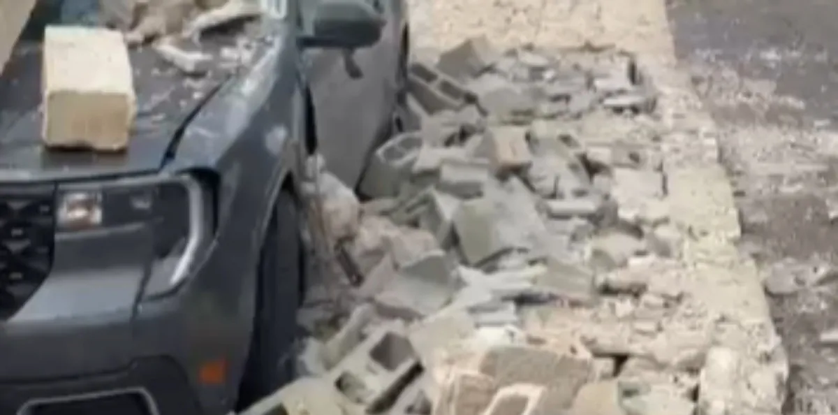 Queda de muro mata 2 pessoas durante ventania em Santa Teresa; vídeo mostra desabamento