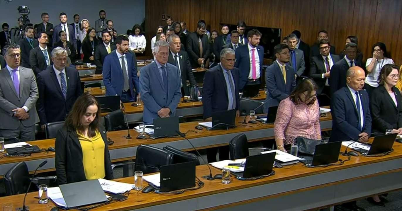 CPMI do INSS faz um minuto de silêncio pelas vítimas das chuvas em MG