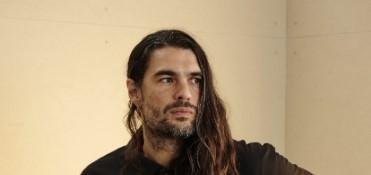 Depois de falar que brasileiros 'votariam até em um sapato', diretor de 'Sirât' se defende: 'Ironia'