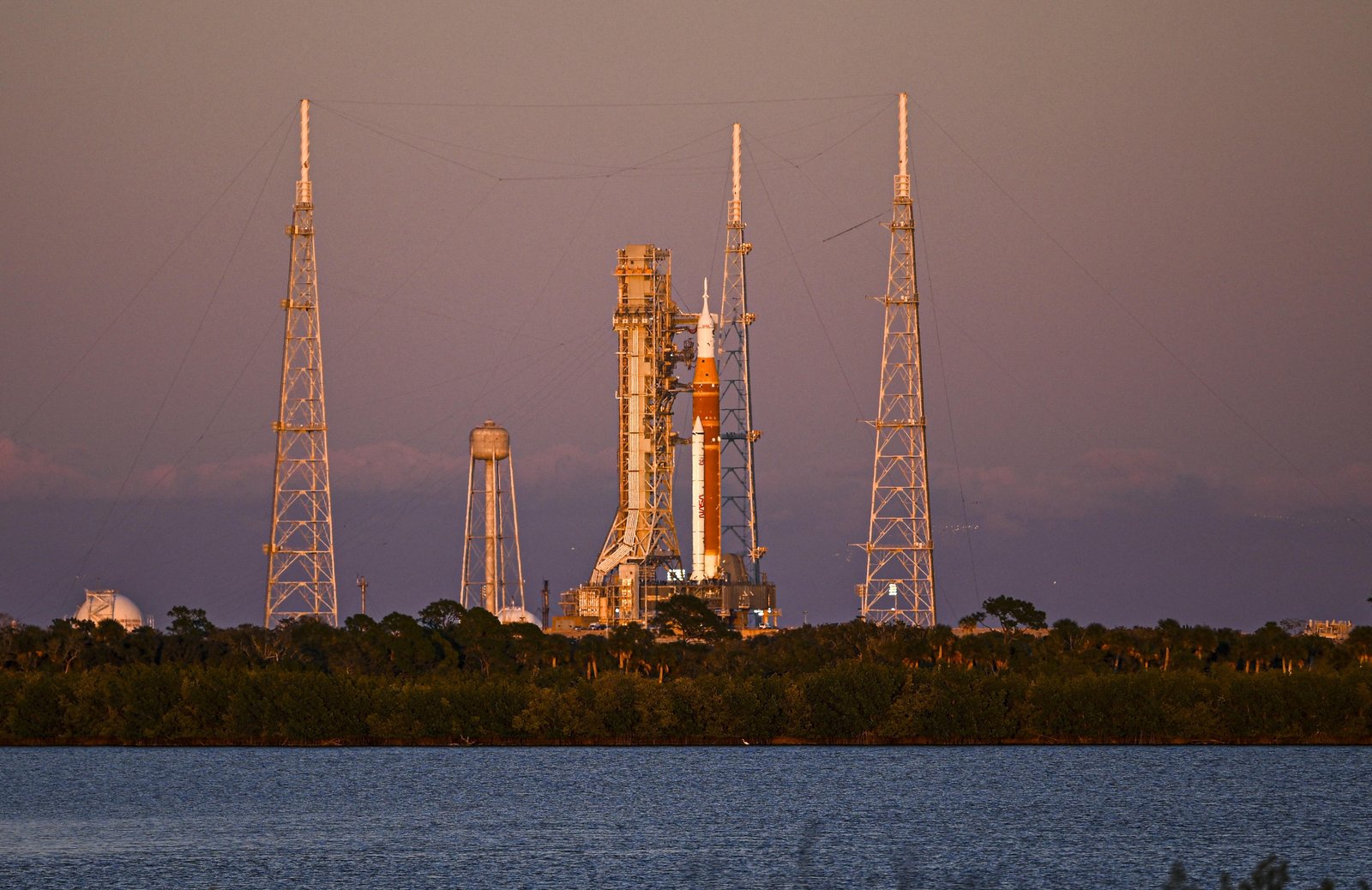 Nasa decide reparar vazamento no foguete Artemis II ainda na plataforma e adia missão à Lua para março