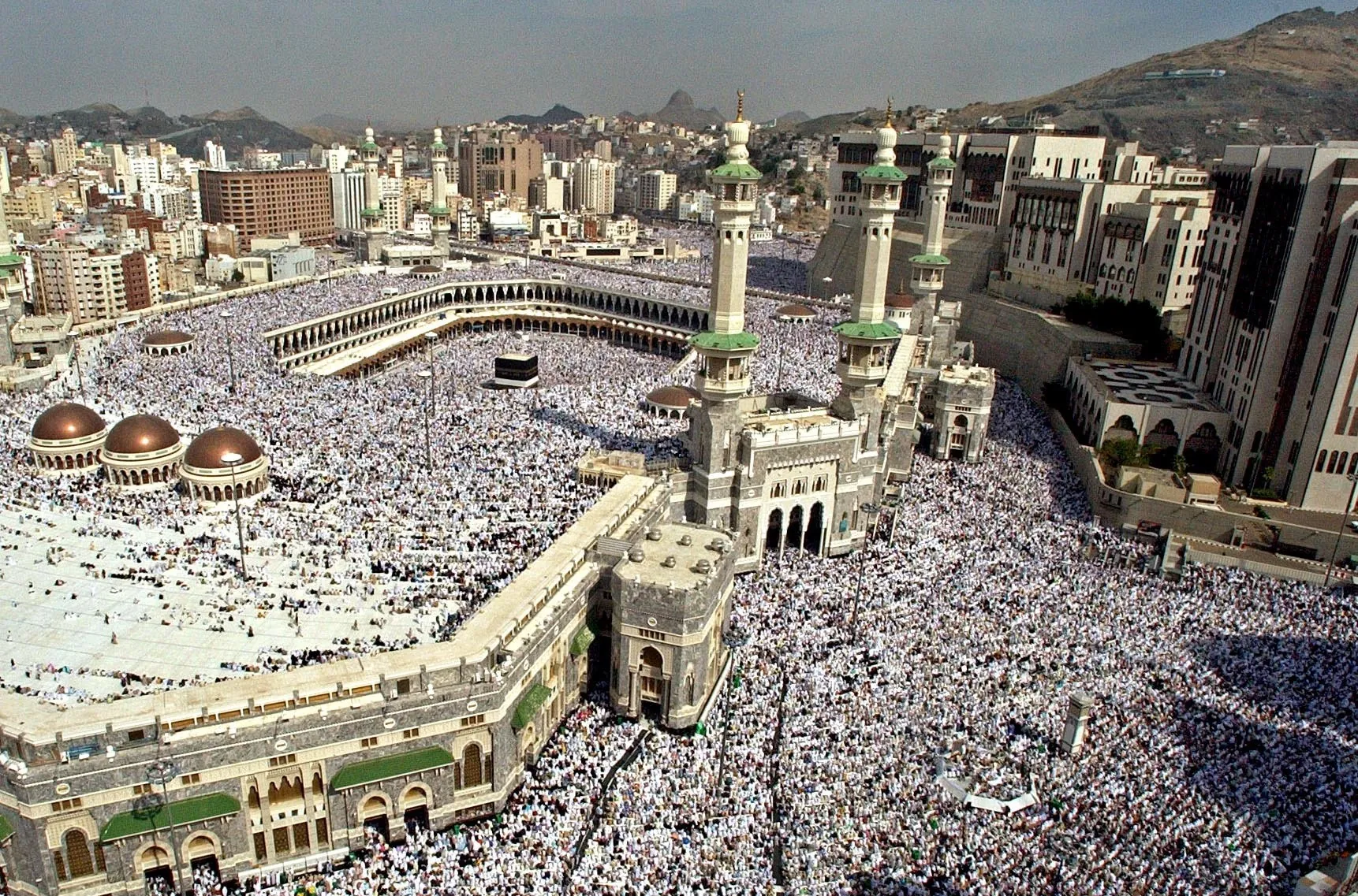Houthis dizem que abateram caça saudita; Arábia Saudita acusa grupo de atacar Meca e 'cruzar a linha vermelha'