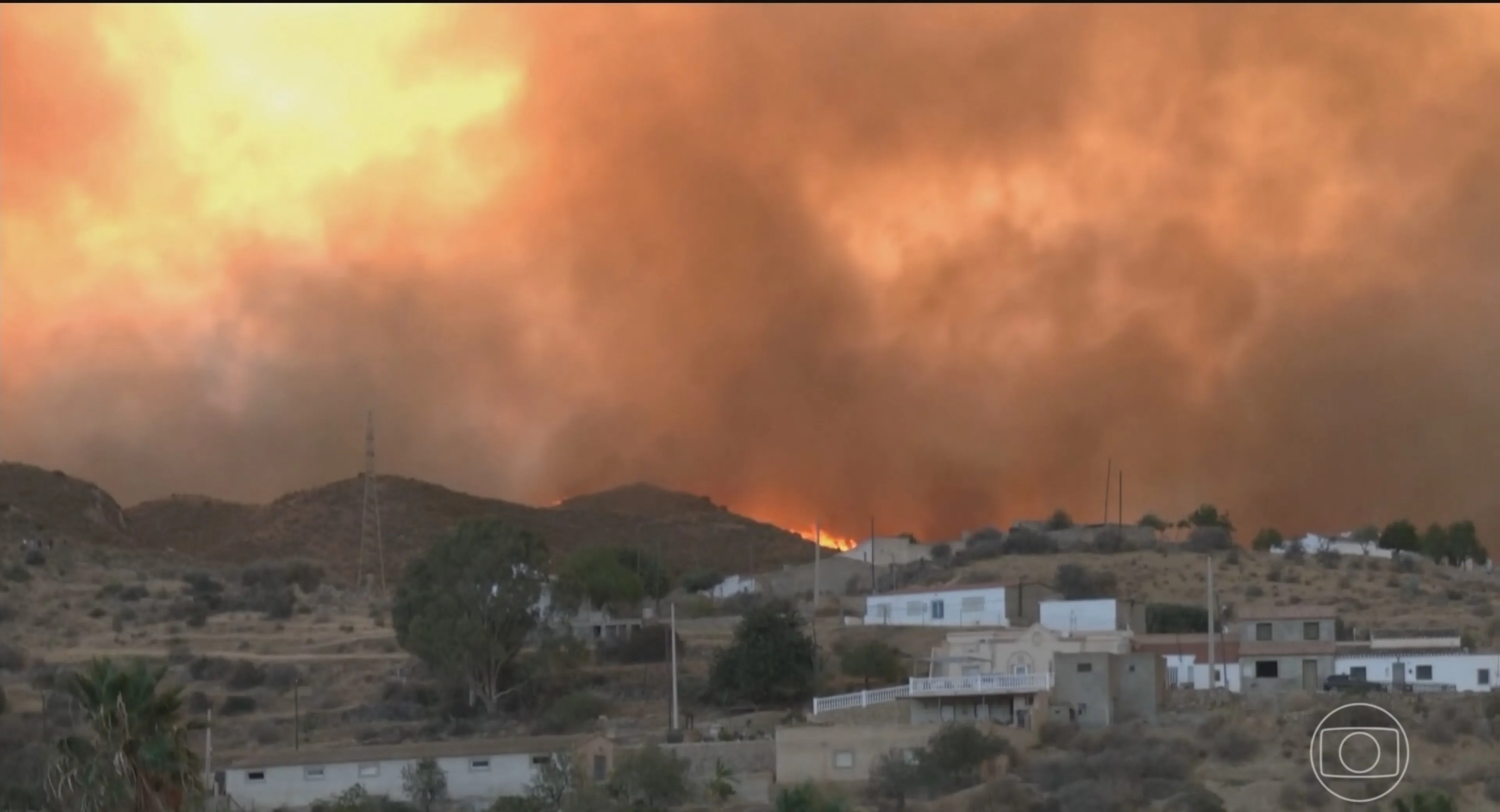 Casal britânico é resgatado com 40% do corpo queimado após incêndio florestal que já deixou mortos no sul da Espanha