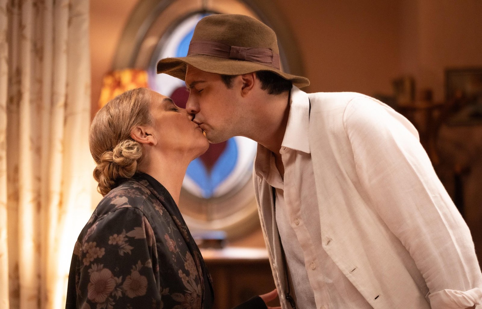 'Êta mundo melhor!': Zulma consegue beijo de Candinho. Entenda