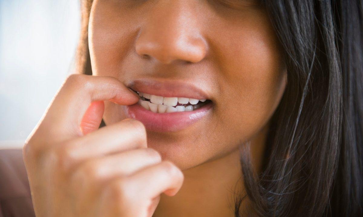 Mulher pega infecção após fazer unhas e precisa amputar parte do dedo