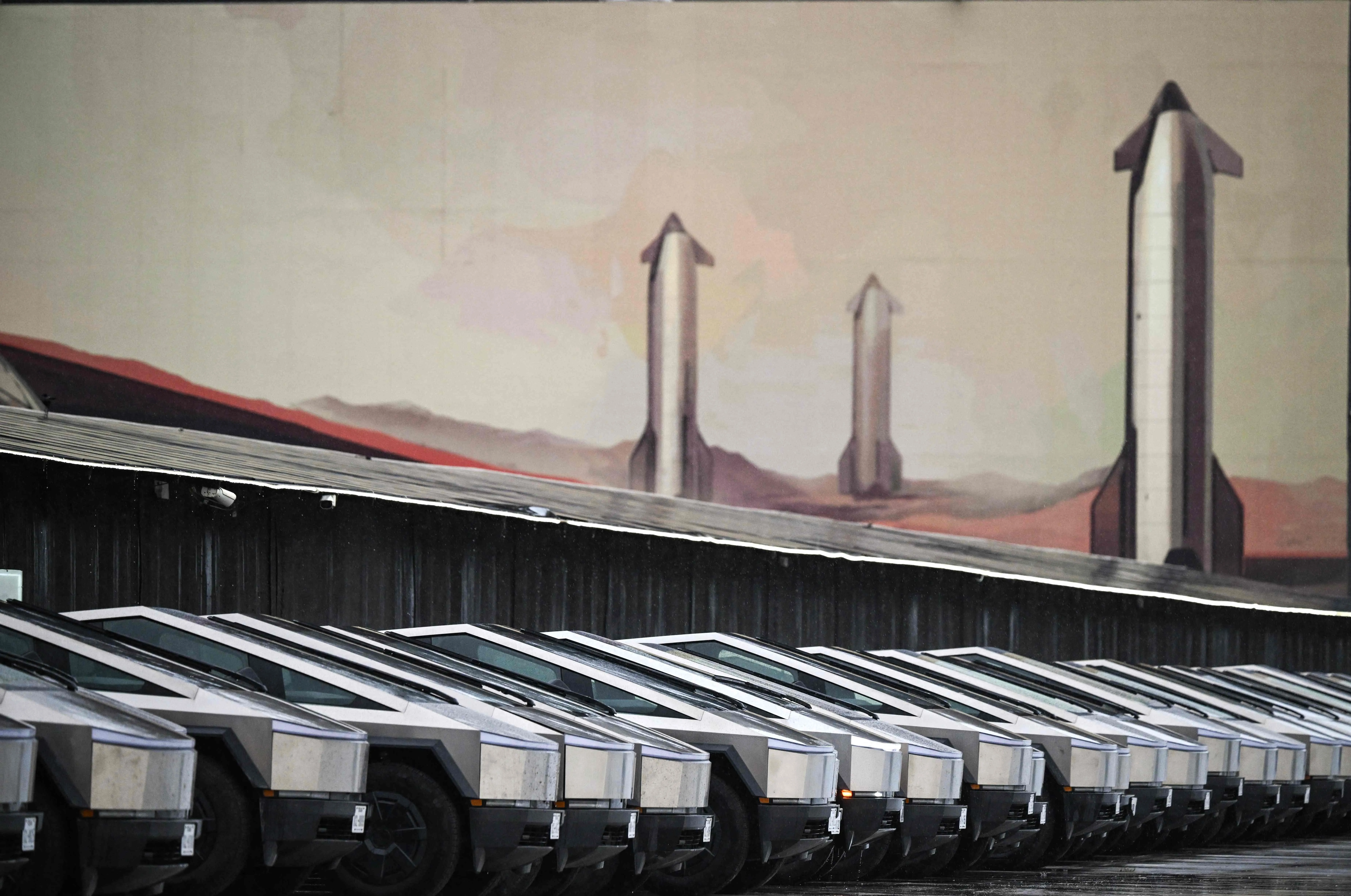 Tesla decepciona mercado com lucro abaixo do esperado em meio a altos investimentos em IA e 'robotáxis'