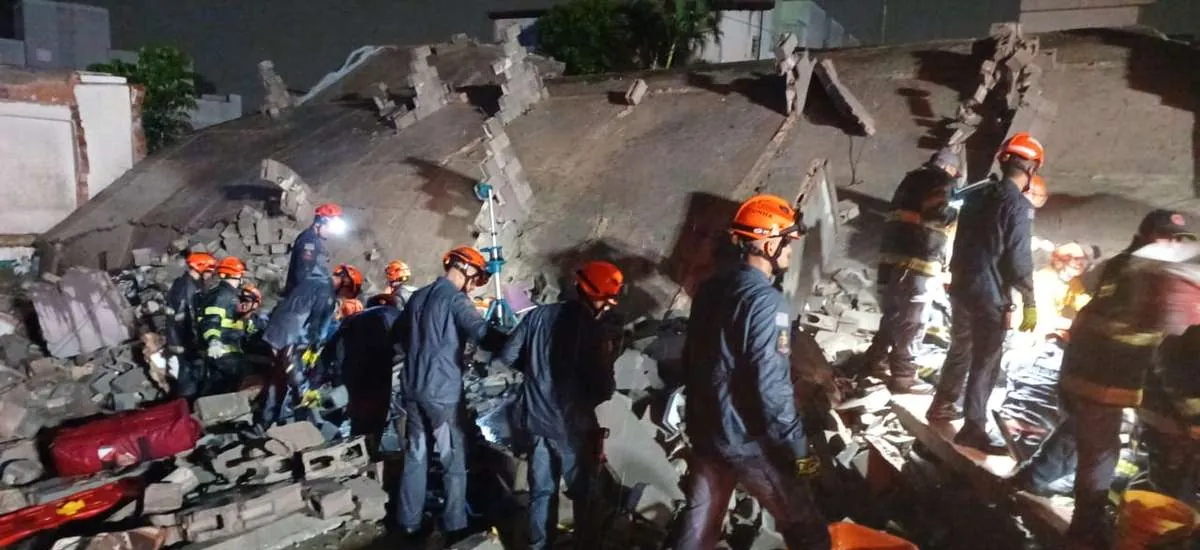 Prédio em construção desaba sobre casa e deixa 2 mortos em SP