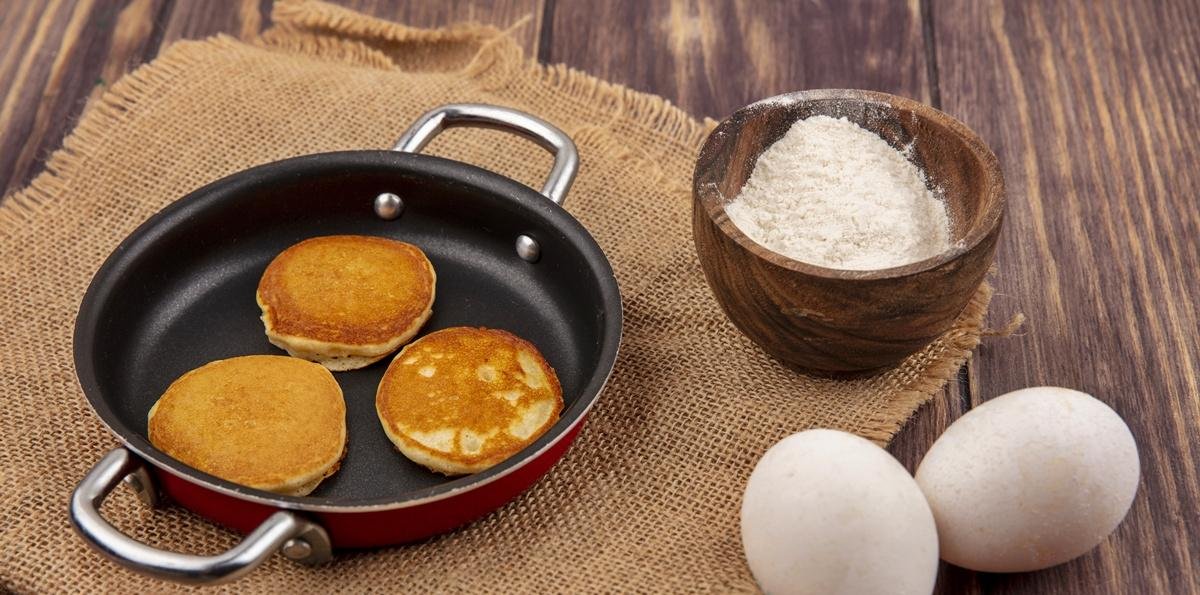 Pão de queijo de frigideira com telha crocante de parmesão