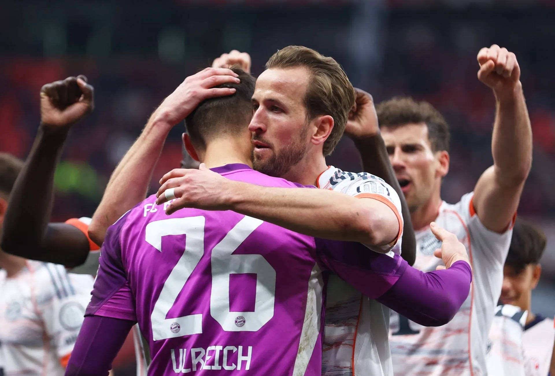 Com dois a menos, Bayern empata com Leverkusen e segue líder do Alemão