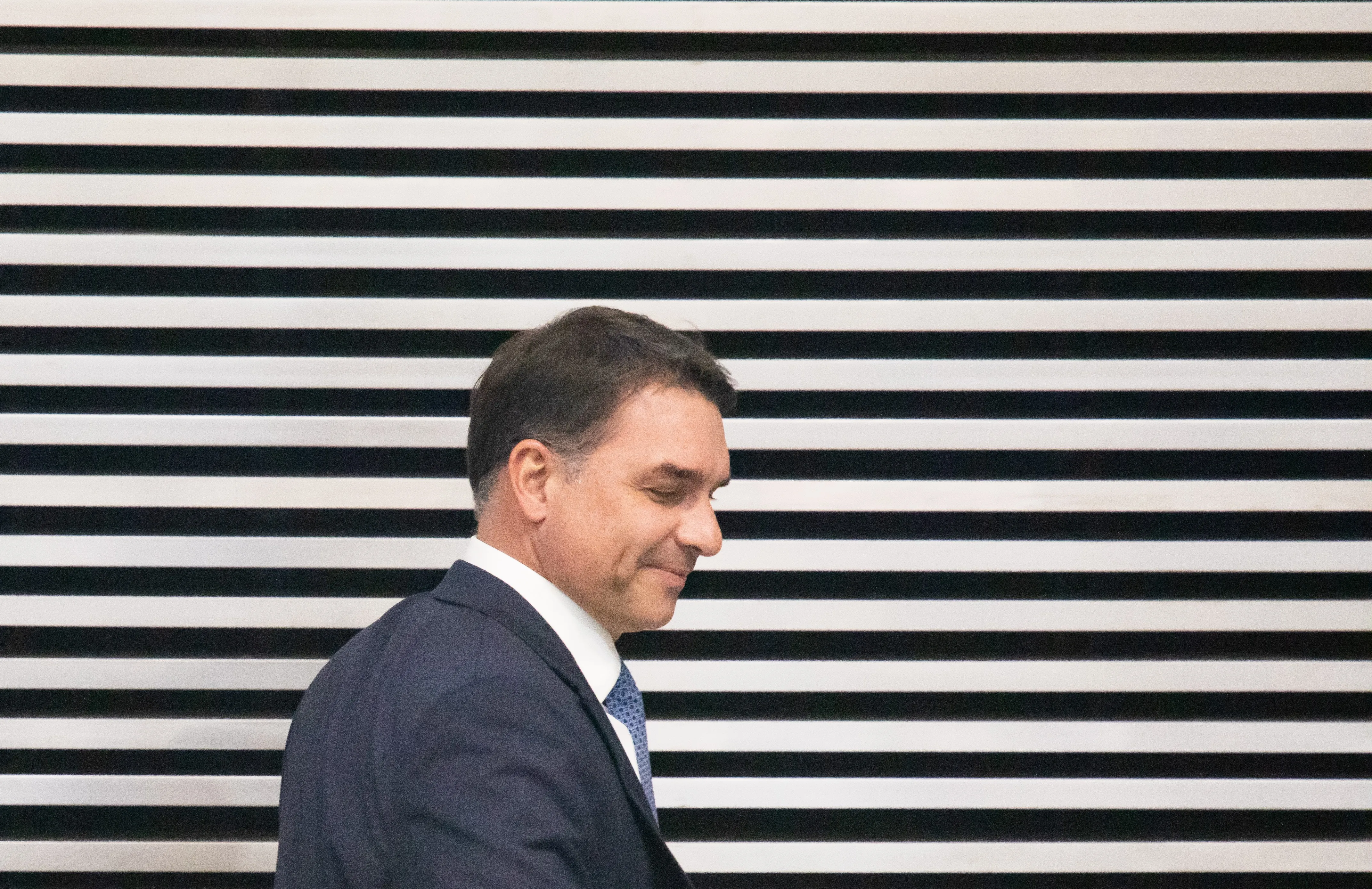 Flávio Bolsonaro contraria postura sobre fim de reeleição e fala em governo de 'oito anos'