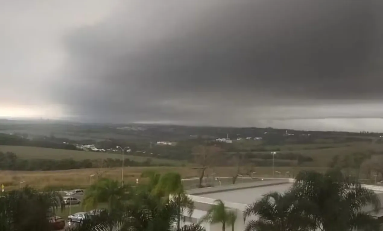 Cidades do interior de SP suspendem aulas nesta sexta-feira após alerta de tornado