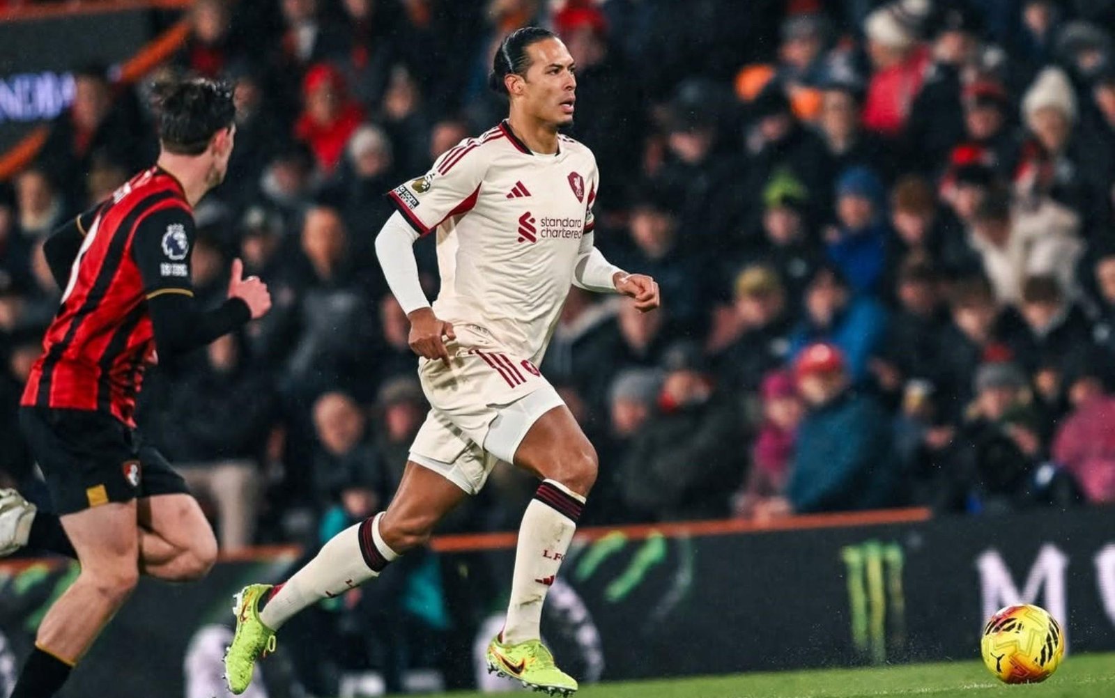 Zagueiro do Liverpool posta foto com camisa de Ronaldinho Gaúcho; veja