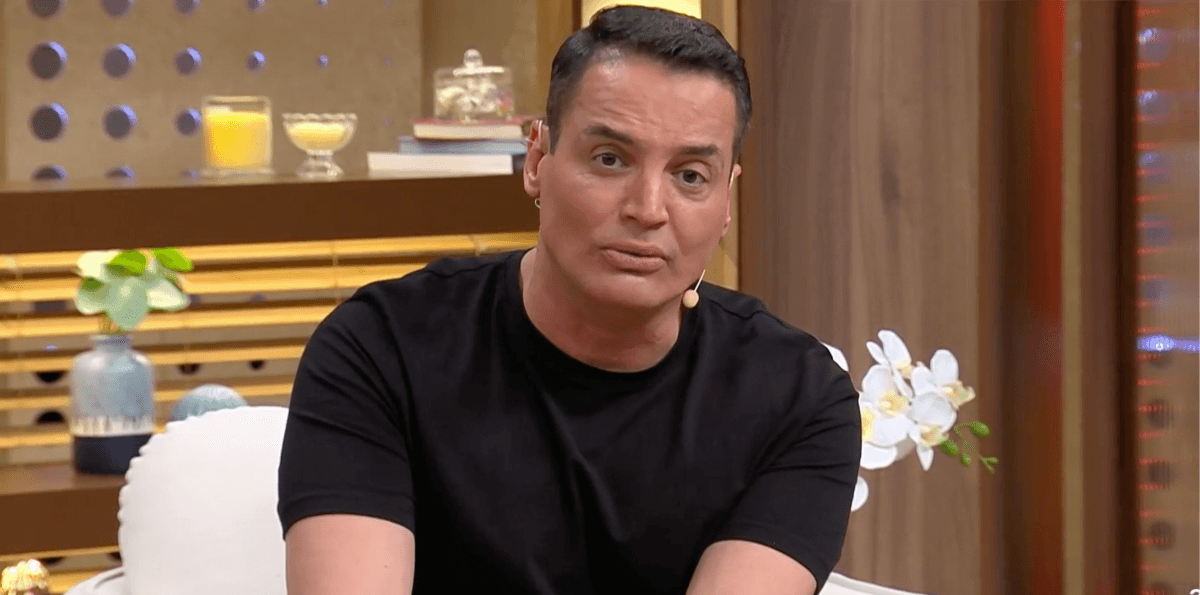 Leo Dias se emociona ao noticiar morte de colega, assessora de Leonardo