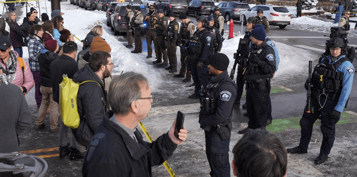 Morte de americana em blitz gera protestos nos EUA