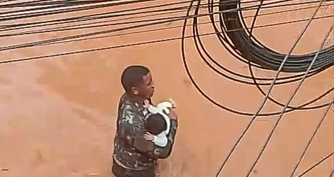 Chuvas em MG: ex-soldado do Exército salva criança de inundação em Juiz de Fora