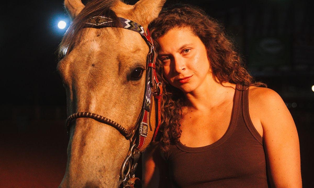 Paulista dos bastidores de Bridgerton estrela curta gravado em SP