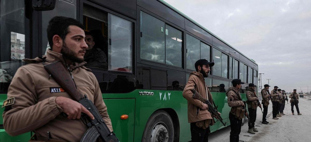 Forças curdas deixam Aleppo, na Síria, após vários dias de combates letais