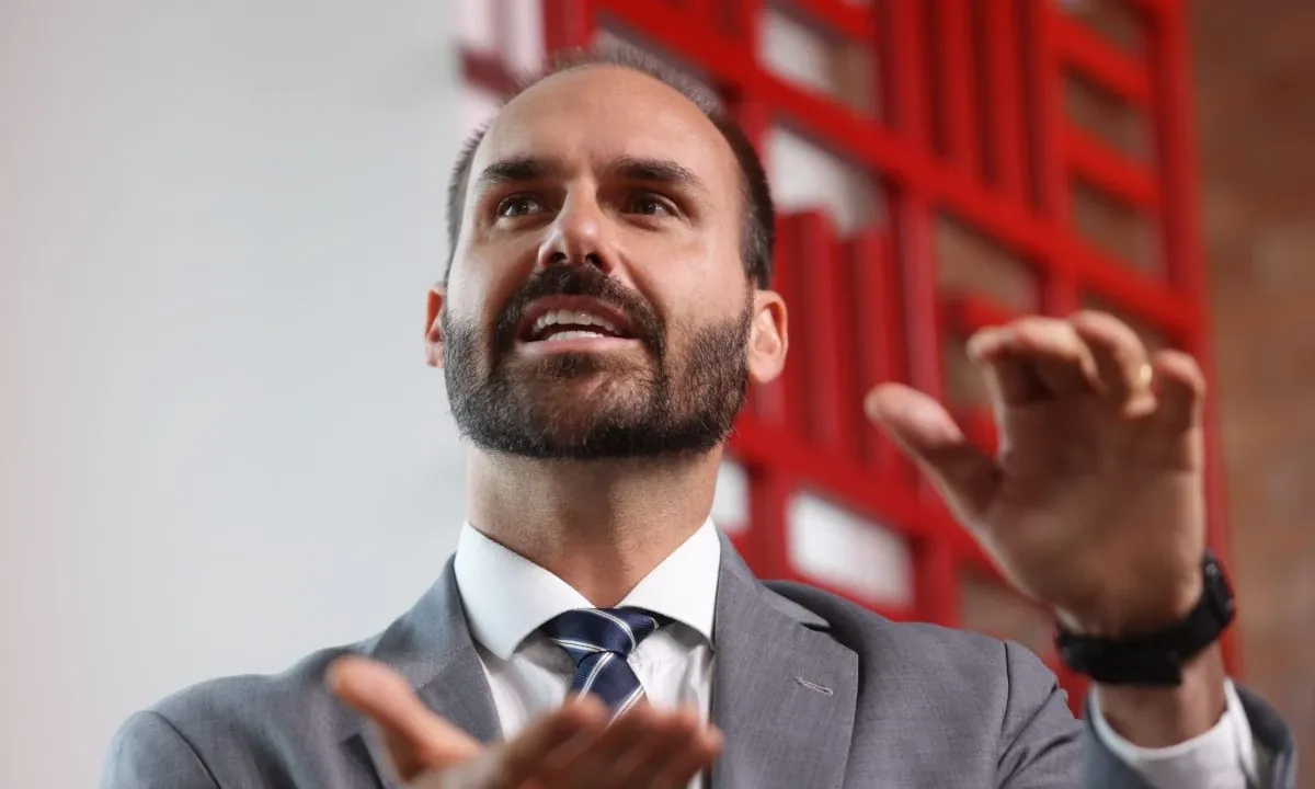 PGR pede condenação de Eduardo Bolsonaro por coação a ministros do STF