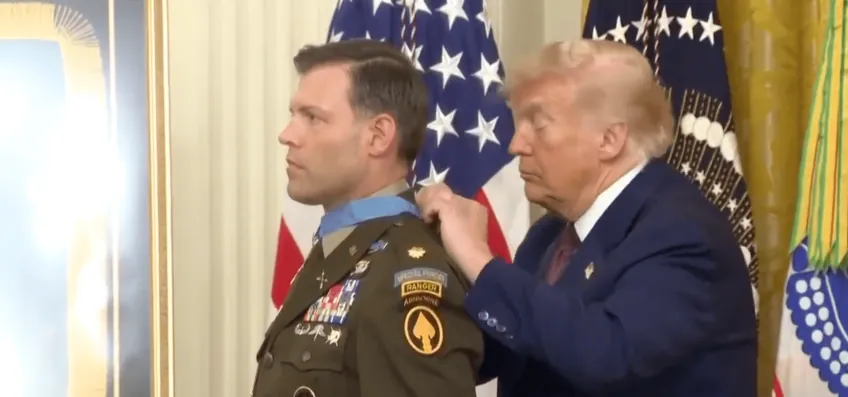Trump se atrapalha ao entregar medalha e vira meme
