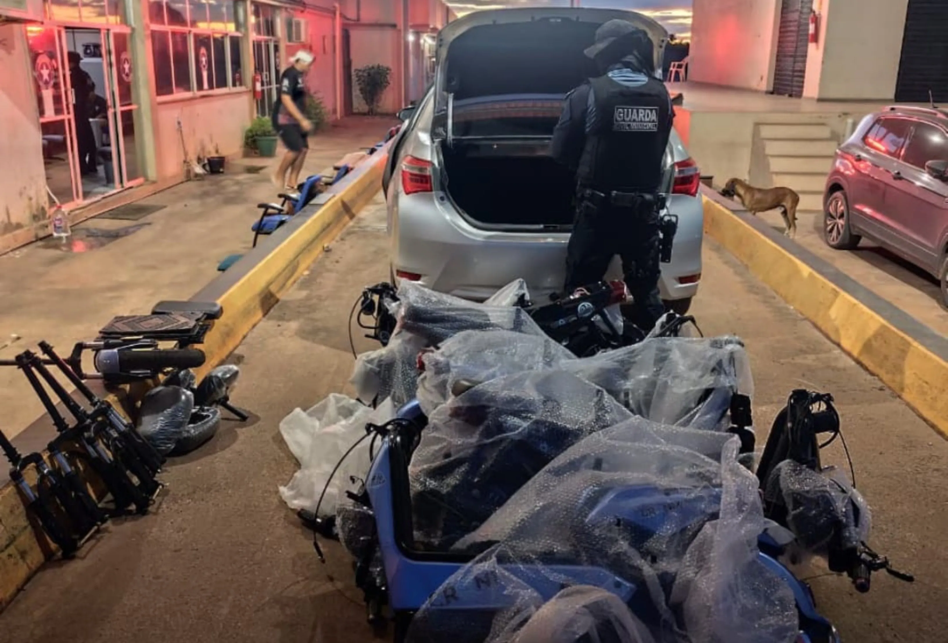Guarda Municipal apreende 8 bicicletas elétricas e mais de 460 camisas de time na fronteira com a Guiana | G1