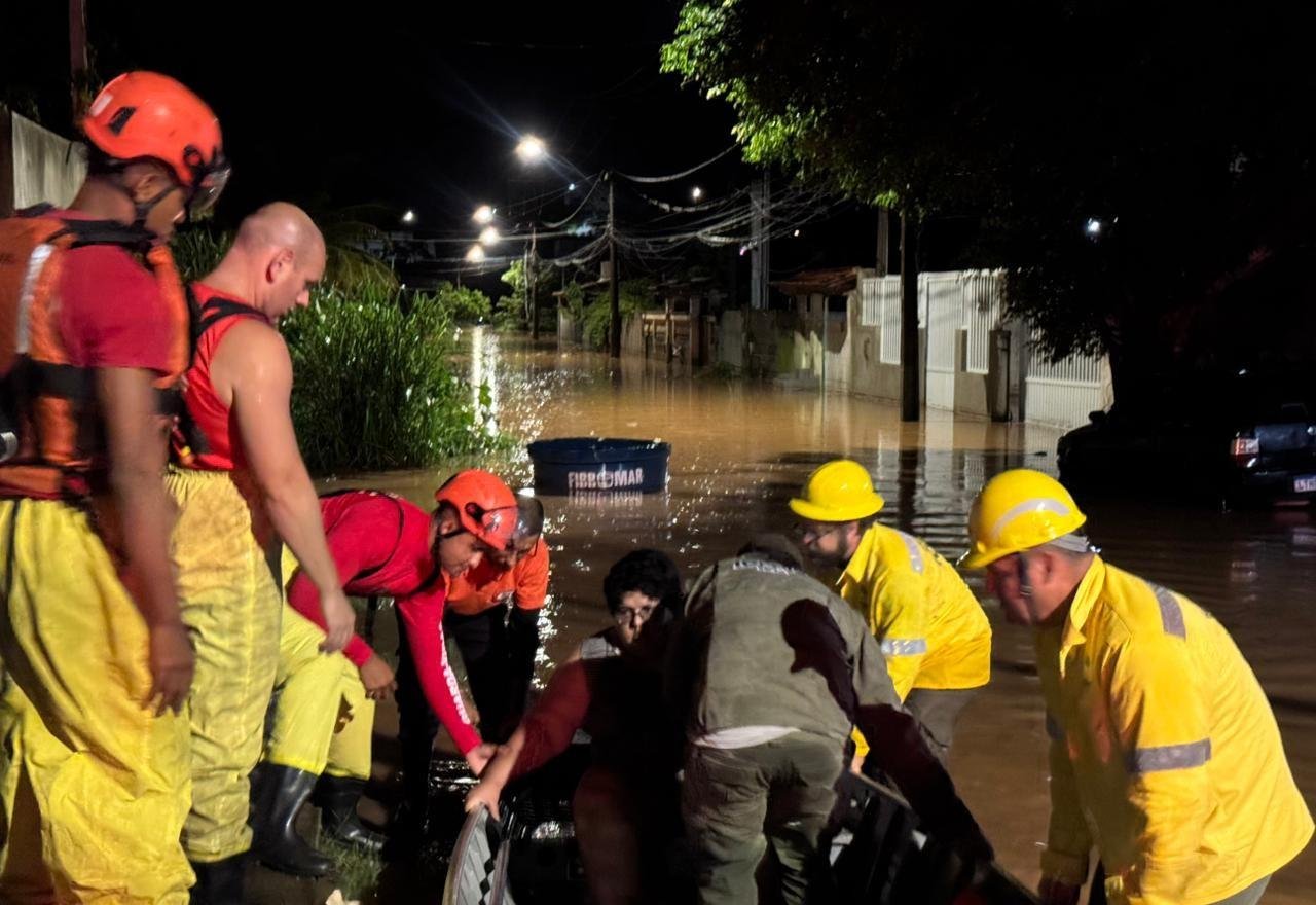 Chuva obriga cidades a suspenderem aulas; em Rio das Ostras crianças deixam escola de mãos dadas e com água na cintura