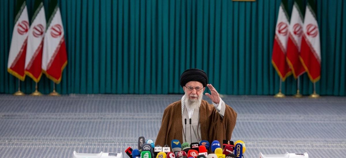 Irã diz não ‘negociar sob ameaça’ dos EUA, e prepara exercícios militares no Estreito de Ormuz