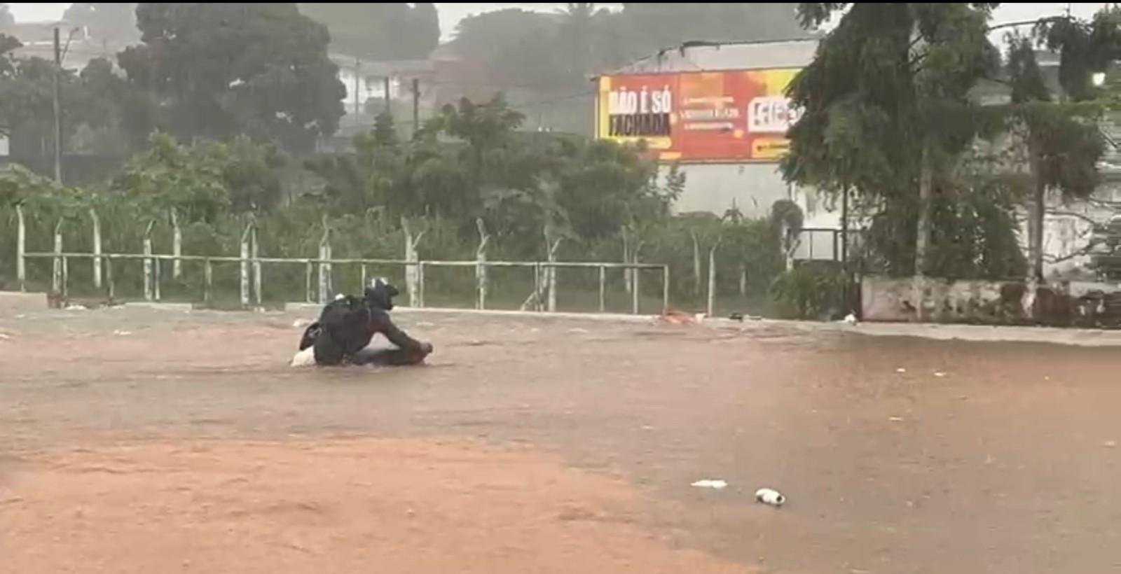 Chuva em Juazeiro do Norte: Água sobe 1 metro e submerge carros | G1