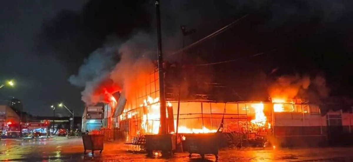 Galpão da Ceagesp é atingido por incêndio e é interditado por risco de desabamento
