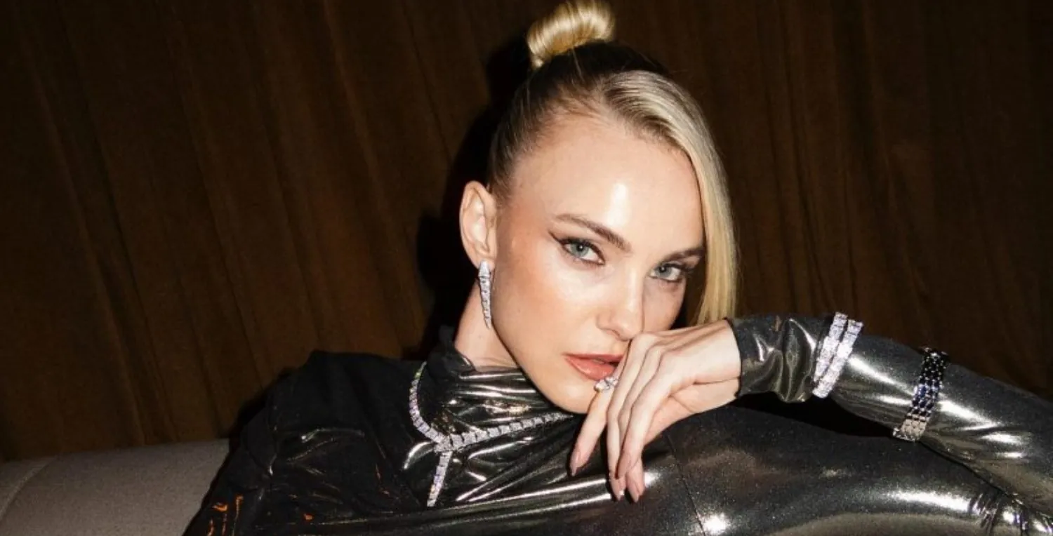 Carol Trentini abre Rio Fashion Week e celebra retorno dos desfiles: 'É uma honra'