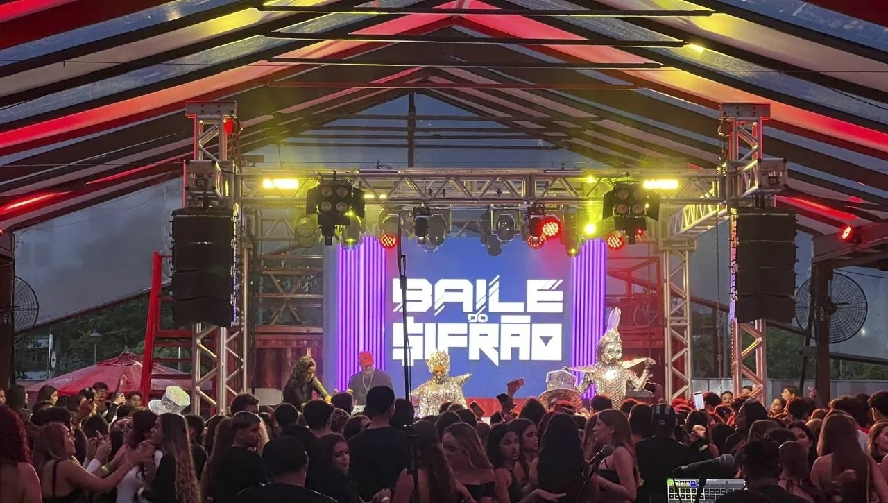 Os filhos se divertem na matinê, e os pais no samba: shopping da Barra faz festa para jovens de 12 a 17 anos