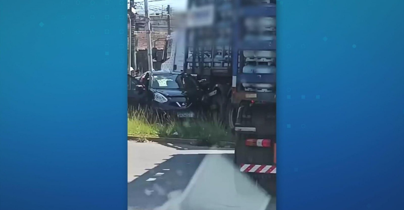 Motorista joga caminhão contra carro após discussão em São Vicente (SP)