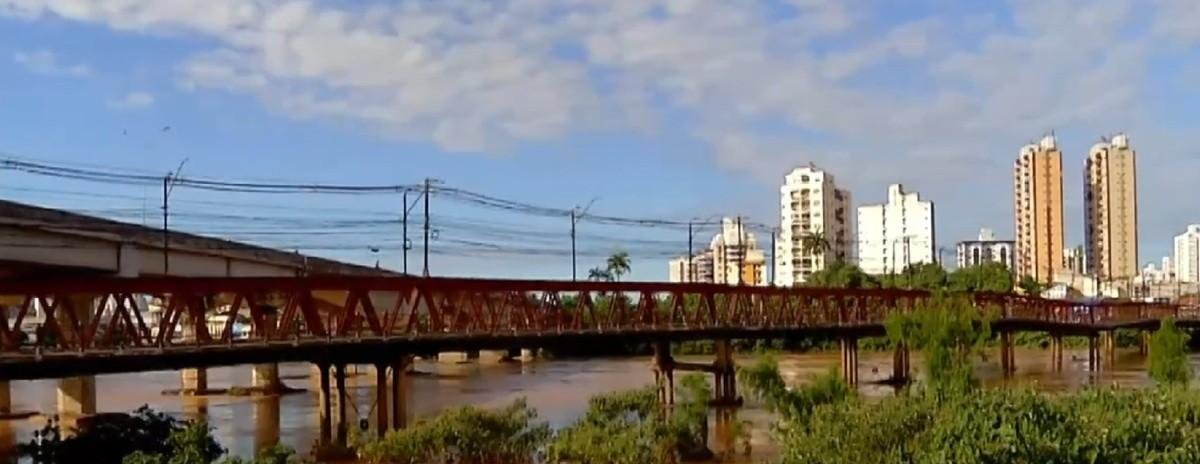 Nível do Rio Paraíba do Sul baixa em Campos, mas ponte segue fechada | G1