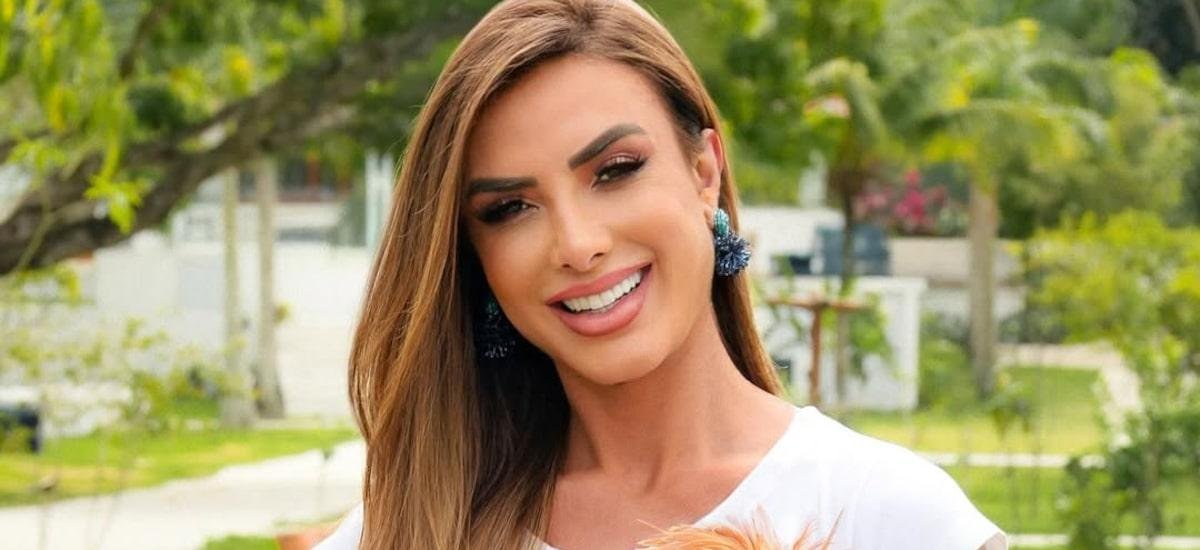 Nicole Bahls batiza peru com nome de Juliano Floss e justifica: ‘Bonzinho e inteligente’