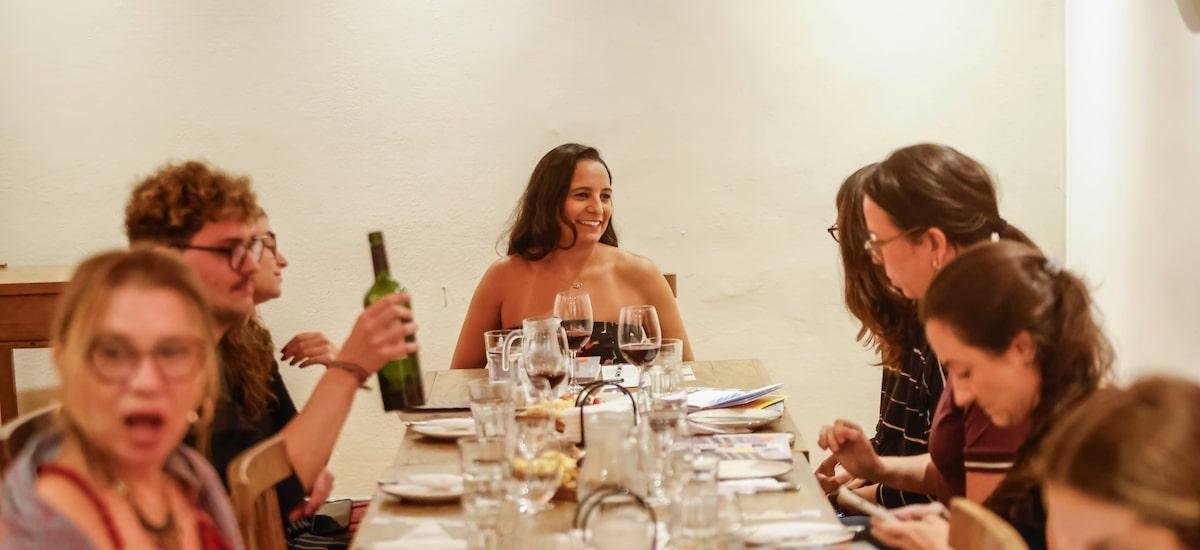 Vinho harmonizado com livro: Como um clube está transformando a experiência de compartilhar leituras