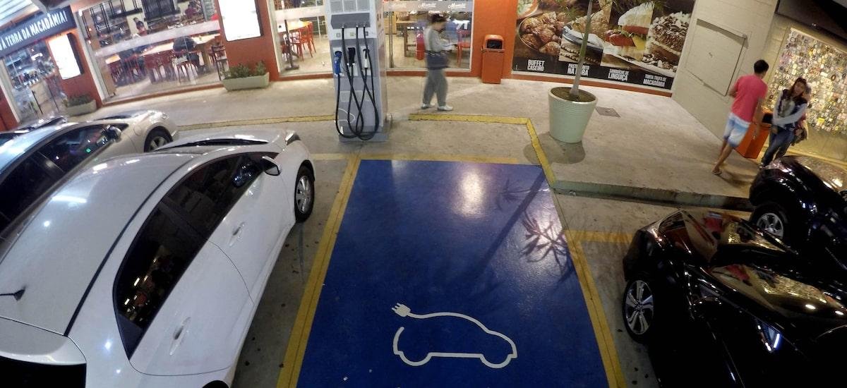 Brasil rompe barreira dos 20 mil eletropostos com salto histórico na recarga rápida