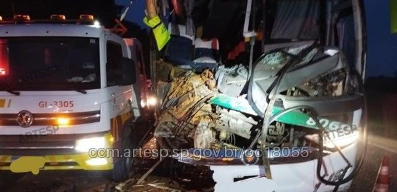 Ônibus com 29 passageiros bate em carreta e deixa sete feridos em Itu | G1