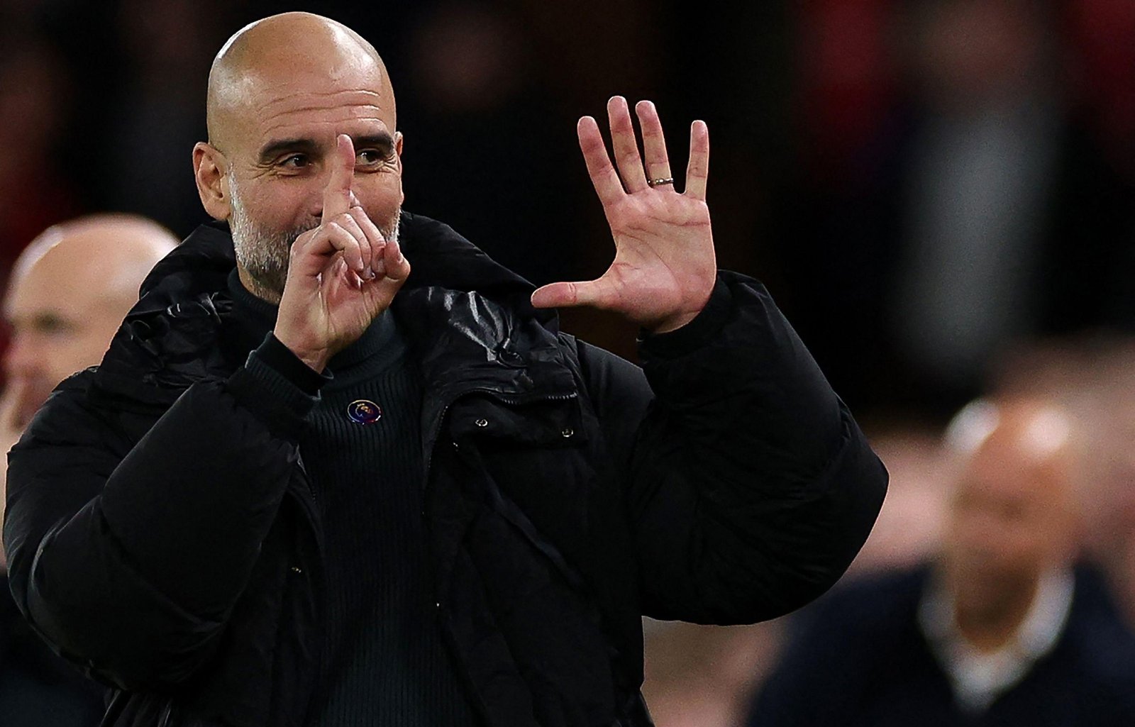 Guardiola 'cutuca' técnico do Liverpool após críticas à bola parada do Arsenal: 'Futebol não é jogado de uma única maneira'