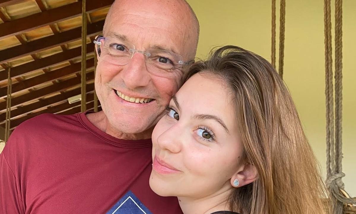 Tratando um câncer, neta de Carlos Alberto de Nóbrega agradece o pai