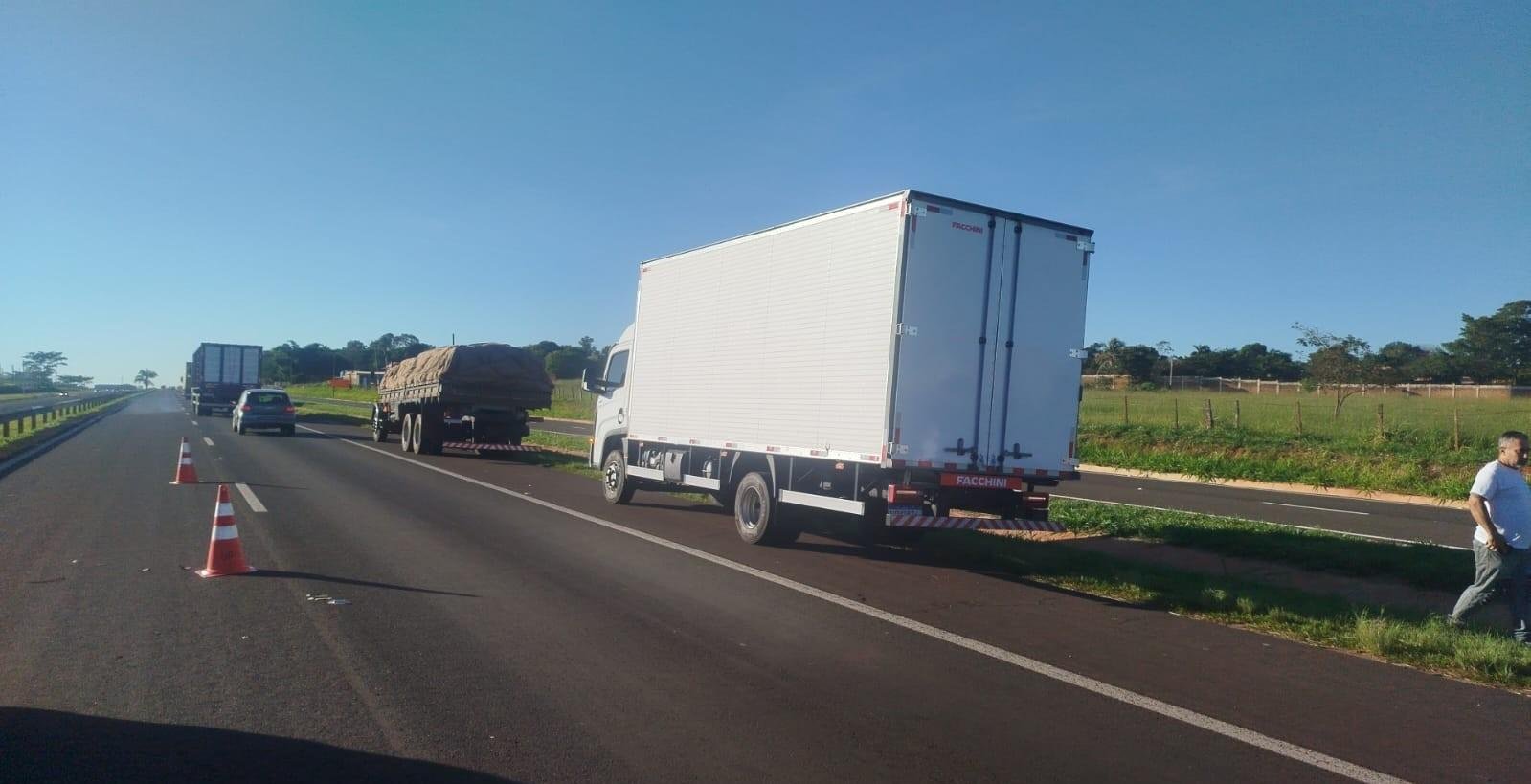 Motociclista morre ao passar por retrovisor, cair e ser atropelado | G1