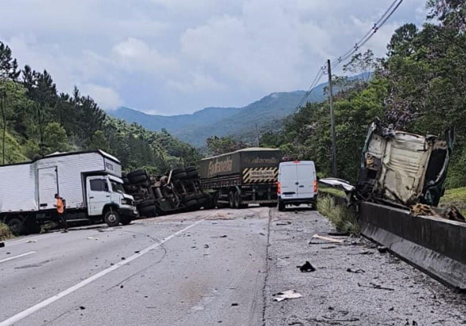 Acidente na BR-116 em Miracatu: engavetamento com 5 carretas | G1