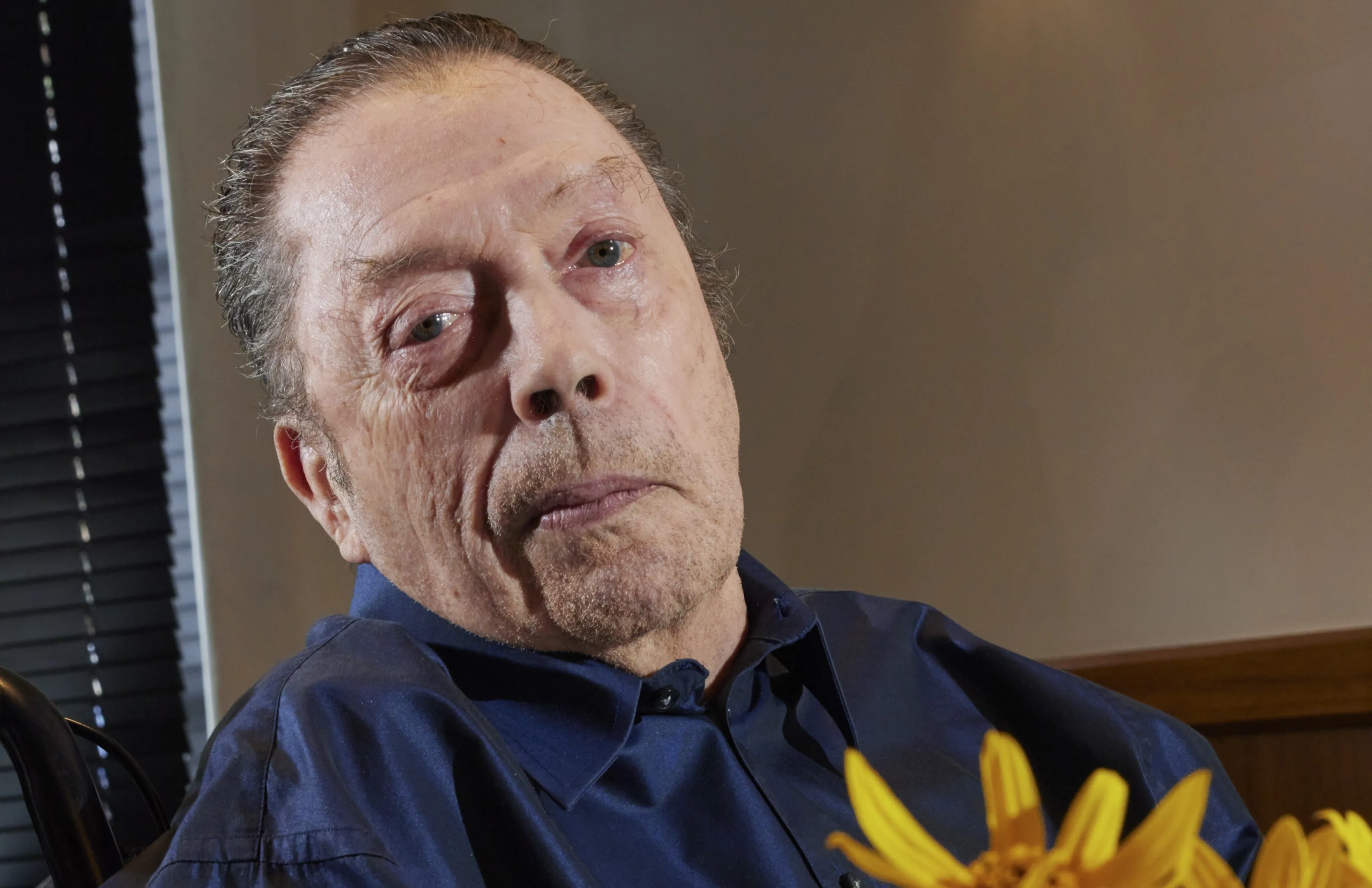 Sem pensar em aposentadoria e sem medo da morte: Tim Curry refletiu sobre problemas de saúde em últimas entrevistas