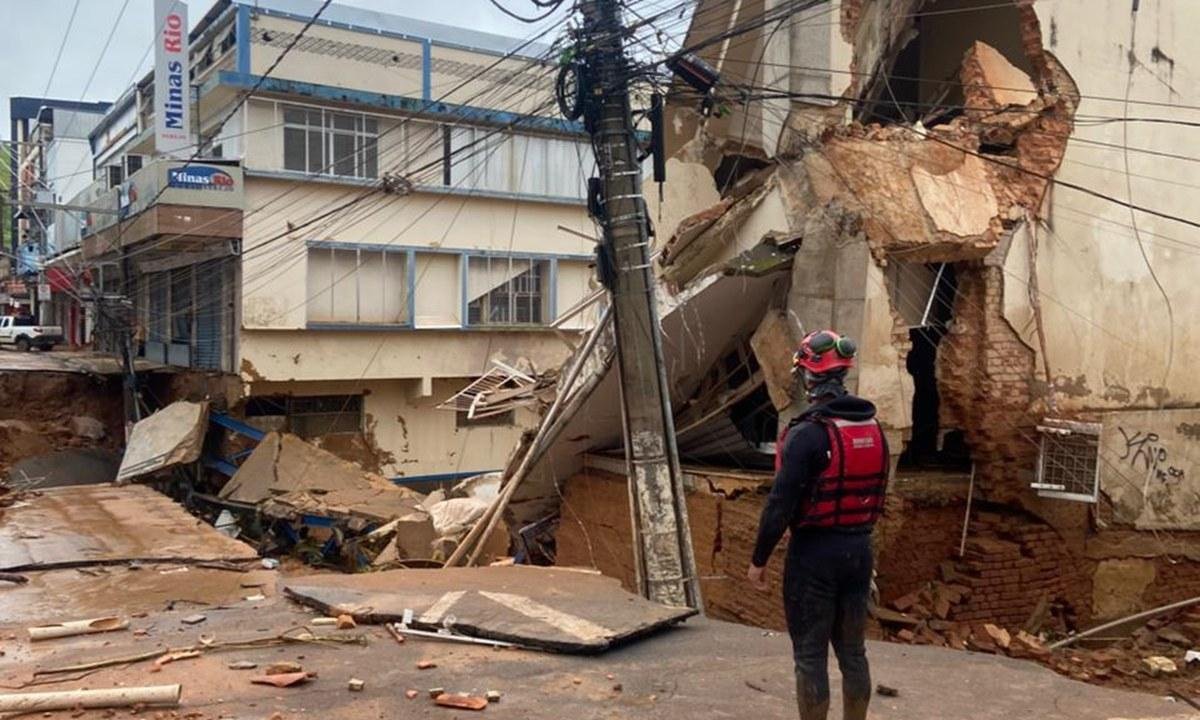 Equipamento que detecta celular debaixo de escombros é usado em MG