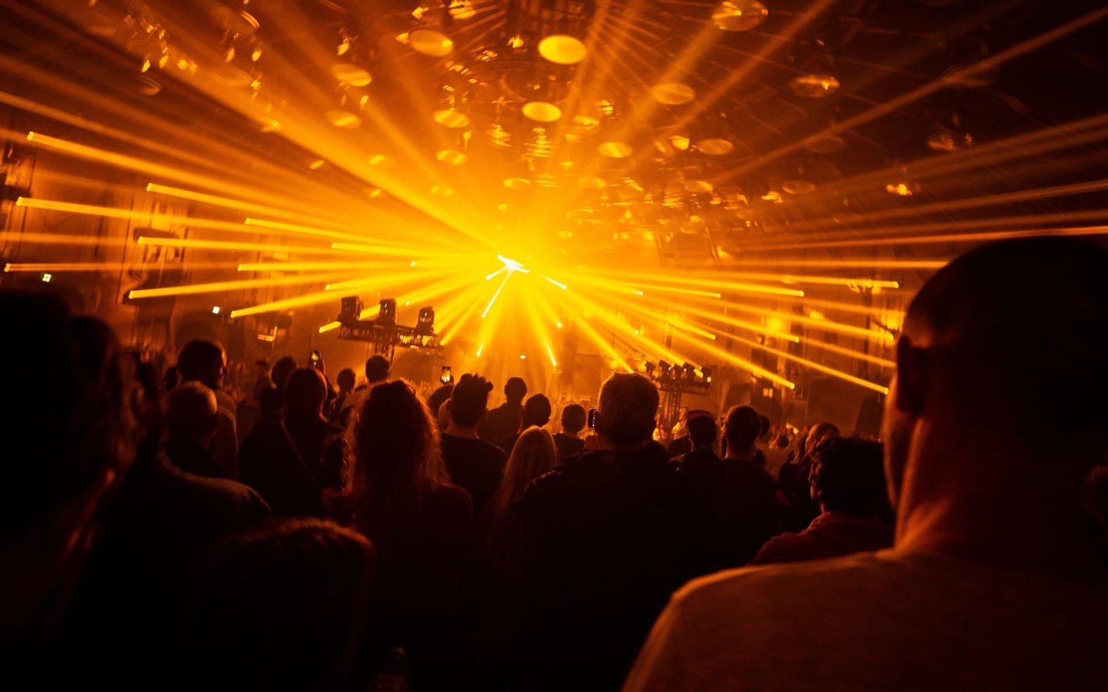 Curitiba votará regras para menores em eventos com erotização