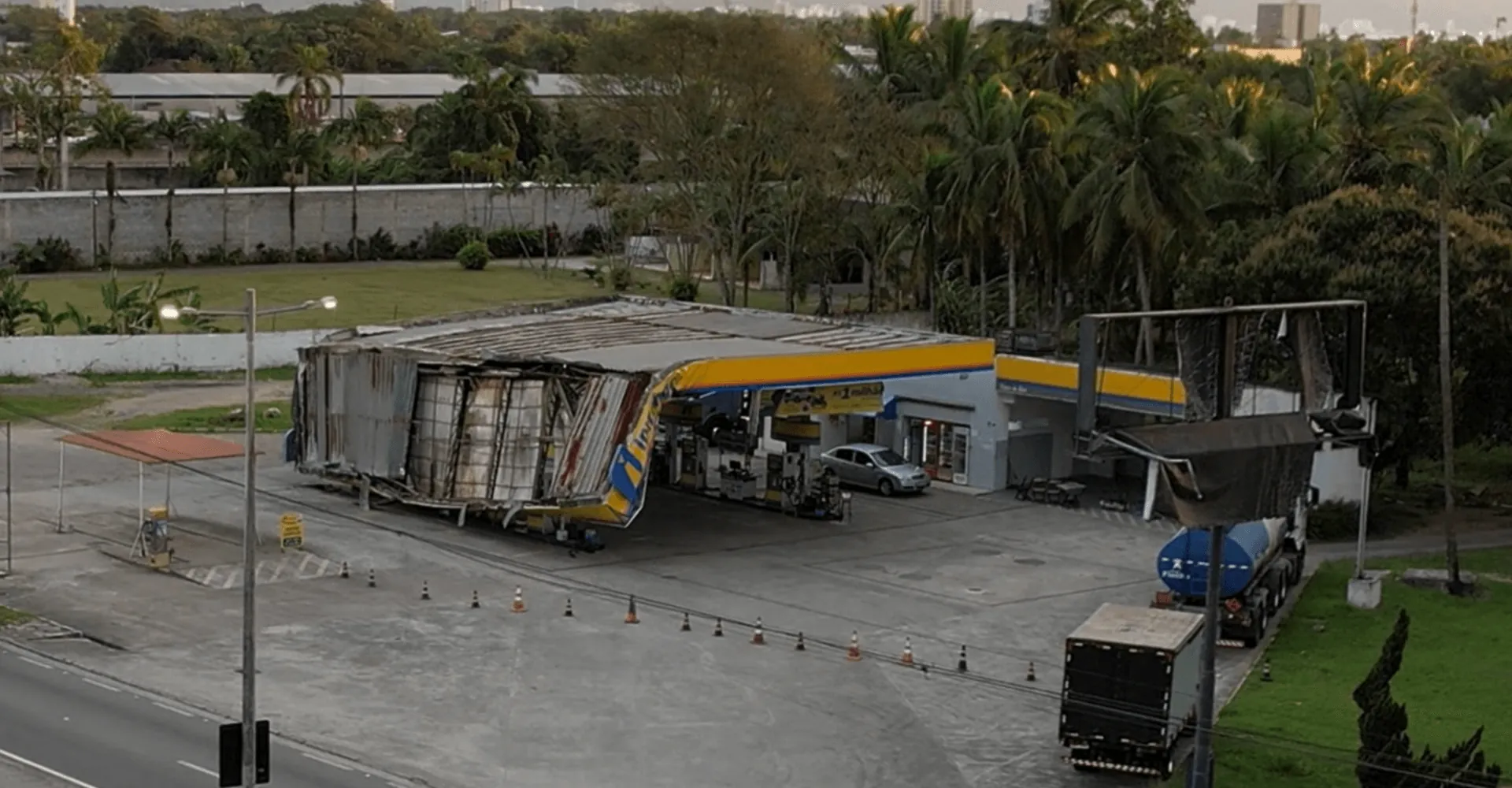 Temporal derruba cobertura de posto de combustíveis em Caraguatatuba