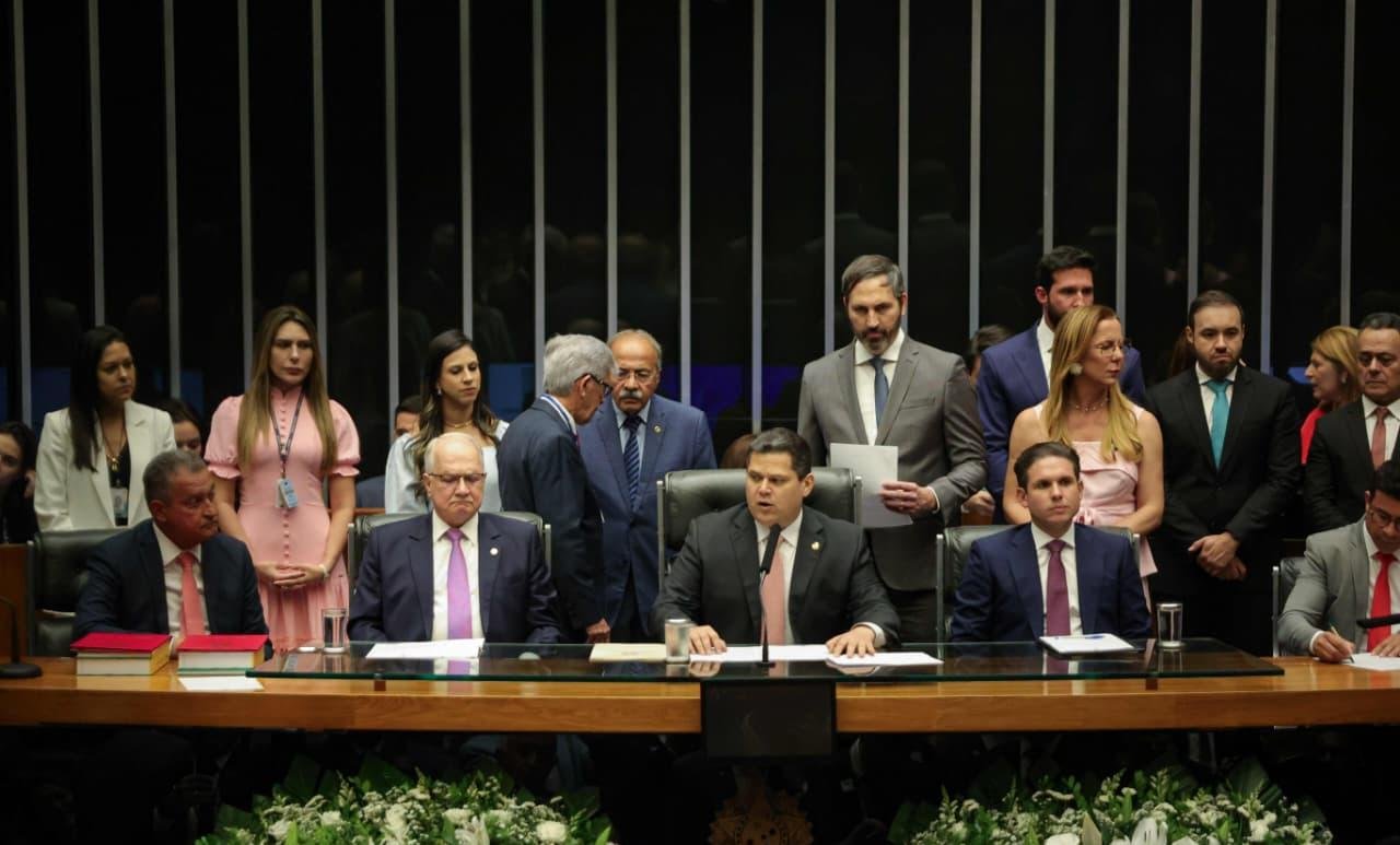 Ao lado de Fachin, Alcolumbre defende independência do Legislativo