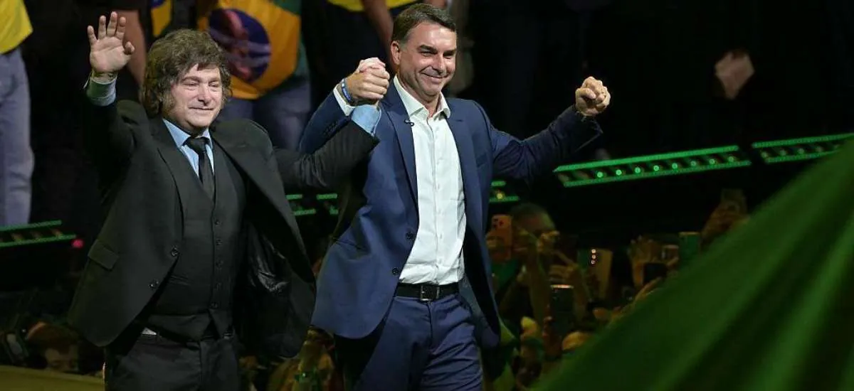 Sem Michelle e com Milei, Flávio oficializa candidatura e promete que Bolsonaro subirá a rampa do Planalto em 2027