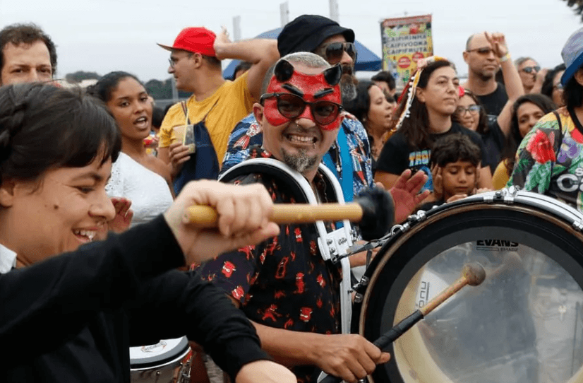 Bloco Explode Coração anima Centro de SP com acrobatas e MPB