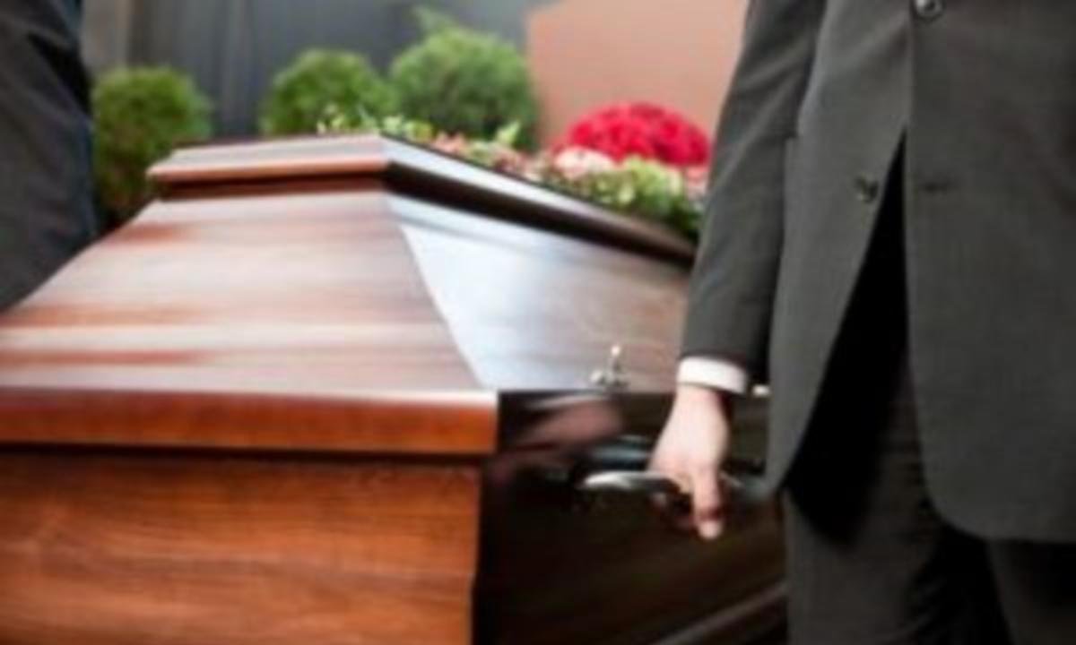 Filha é atingida por tiros no velório da mãe e bala acerta caixão