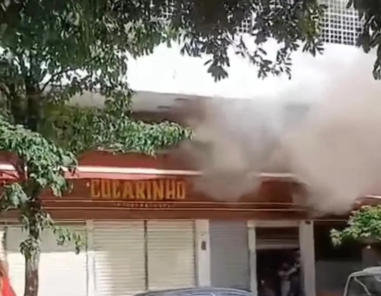 Incêndio atinge bar em Botafogo