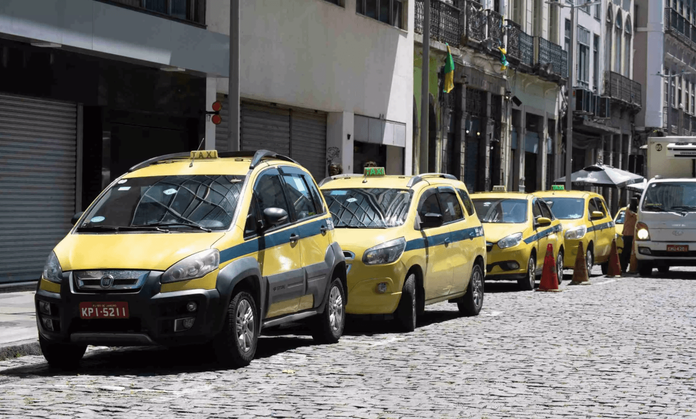 Táxis com cobrança antecipada ficam mais caros em aeroportos e rodoviária