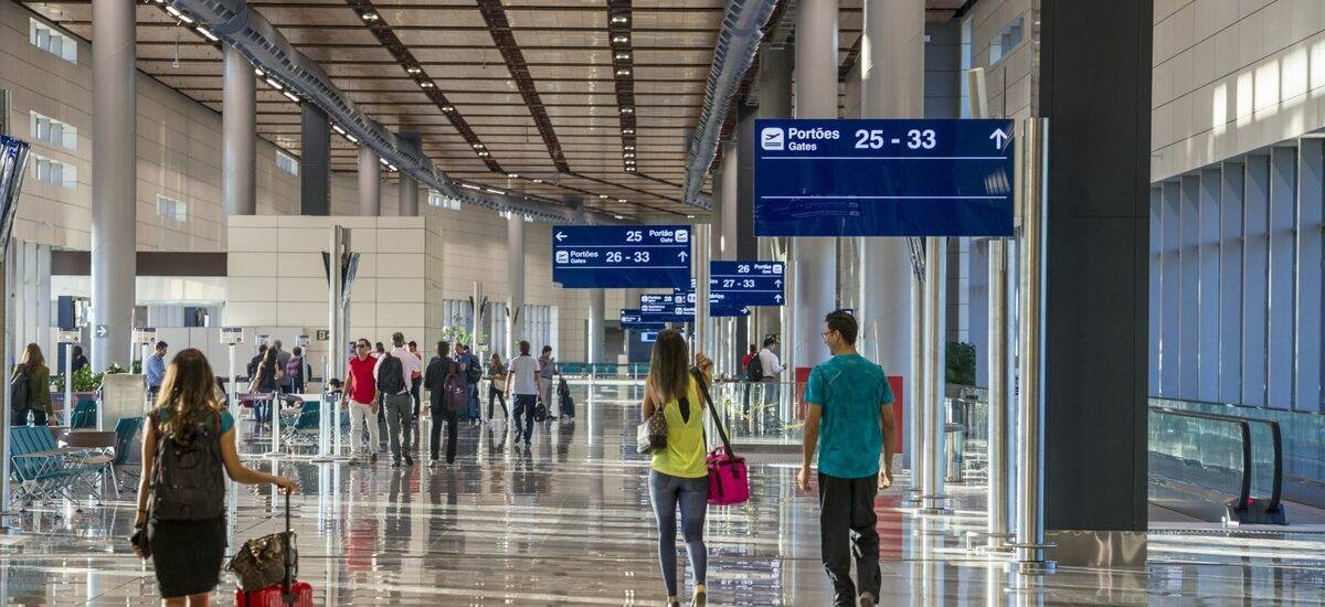 Número de brasileiros deportados dos EUA quase dobra em 2025 e chega a recorde